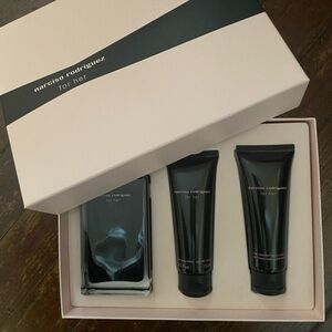 narciso rodriguez for
• her beautifully detailed exclusive gift set new